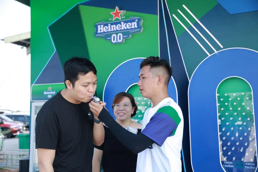 Hành khách đến trải nghiệm Heineken 0.0 và đo nồng độ cồn ngay tại chỗ