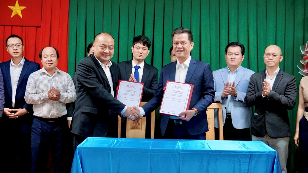 Ông Nguyễn Việt Dũng (trái), Giám đốc Trung tâm Truyền thông TN -MT và ông Nguyễn Quốc Bảo, Chủ tịch Câu lạc bộ Bất động sản Việt Nam, ký kết thỏa thuận hợp tác