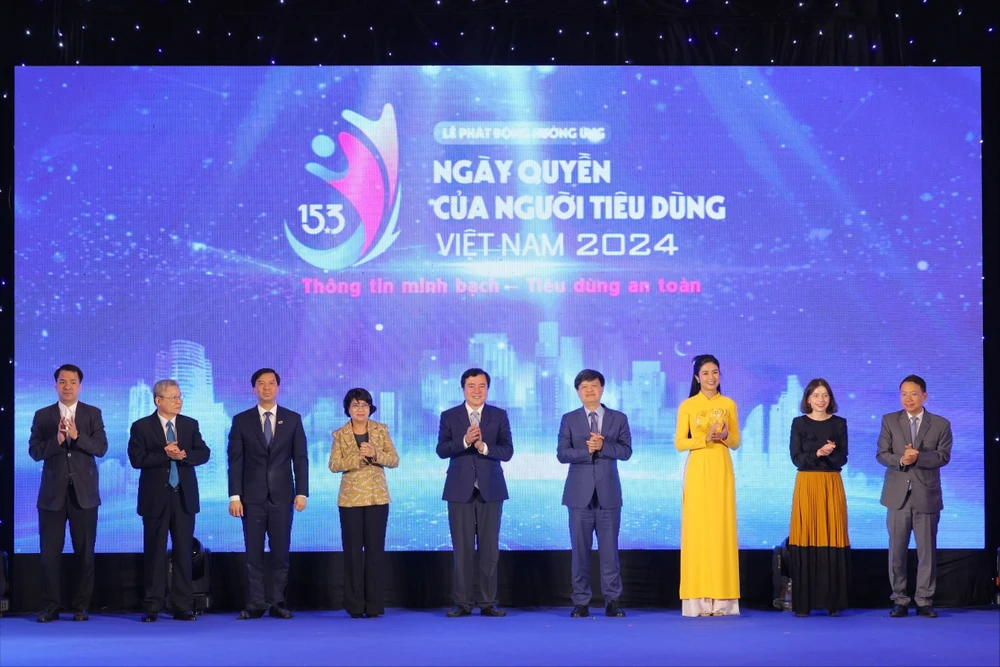 Các đại biểu nhấn nút khai mạc Lễ phát động hưởng ứng Ngày Quyền của người tiêu dùng Việt Nam
