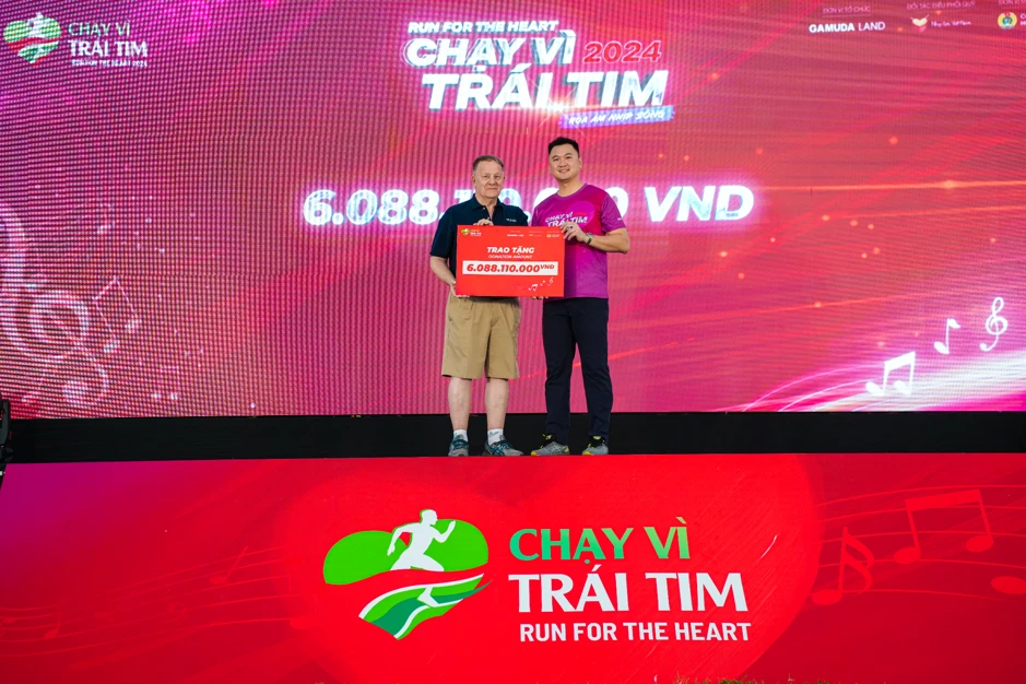 Ông James Lai Siaw Pin, đại diện Gamuda Land, trao số tiền quyên góp hơn 6 tỷ đồng cho đại diện VinaCapital