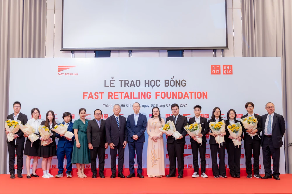 Quỹ Fast Retailing tặng học bổng toàn phần năm 2024 cho 9 học sinh Việt Nam 