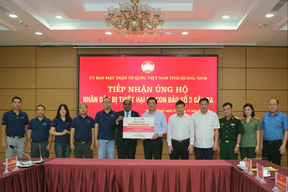 Đại sứ đặc mệnh toàn quyền Singapore tại Việt Nam và Tập đoàn Wilmar CLV trao tặng 7 tỷ đồng gồm tiền mặt và nhu yếu phẩm cho Ủy ban MTTQ tỉnh Quảng Ninh khắc phục hậu quả bão số 3