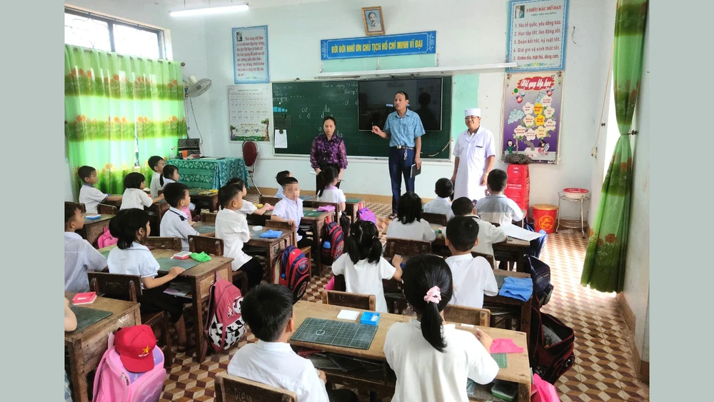 Ngành Y tế huyện Hương Khê kiểm tra, hướng dẫn phòng chống bệnh đau mắt đỏ tại trường học