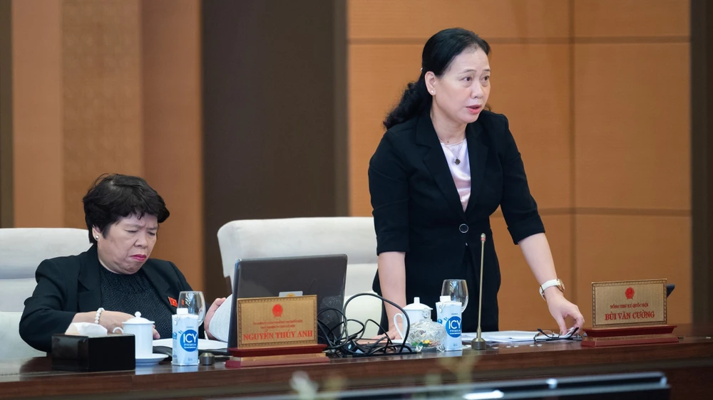 Phó Chủ nhiệm Văn phòng Quốc hội Nguyễn Thị Thúy Ngần trình bày báo cáo thẩm tra của các cơ quan Quốc hội