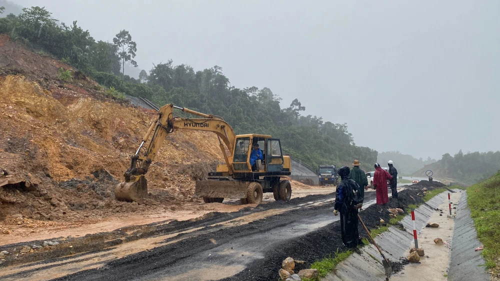 Hàng chục công nhân dầm mưa khắc phục sạt lở trên cao tốc La Sơn - Túy Loan