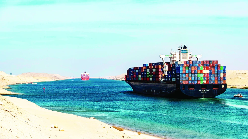Một tàu vận tải đi qua kênh đào Suez