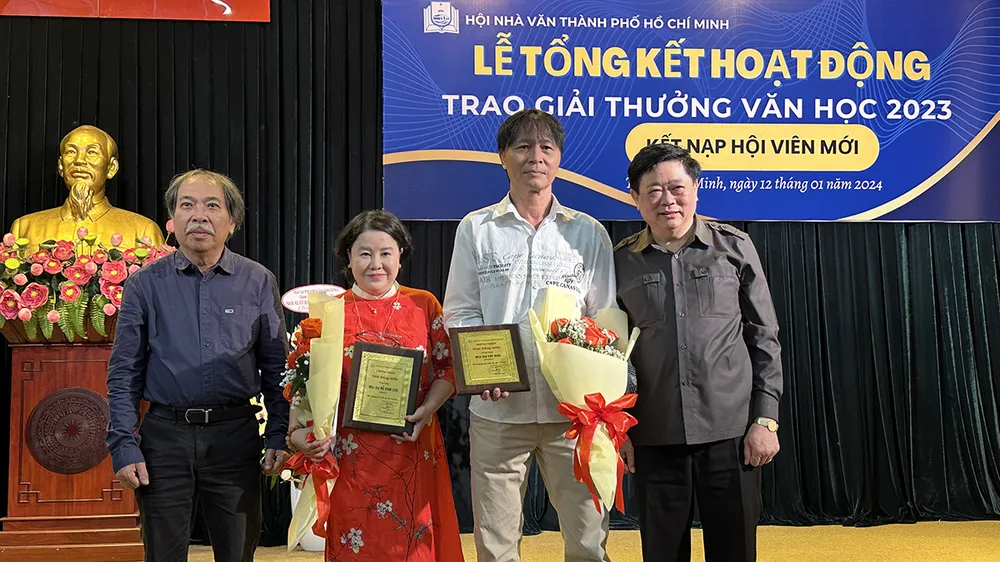 Nhà văn Nguyễn Quang Thiều (trái) và PGS-TS Nguyễn Thế Kỷ trao giải Cống hiến cho đại diện gia đình của hai nhà thơ Đỗ Nam Cao và Hải Như bsung01-6790.jpg