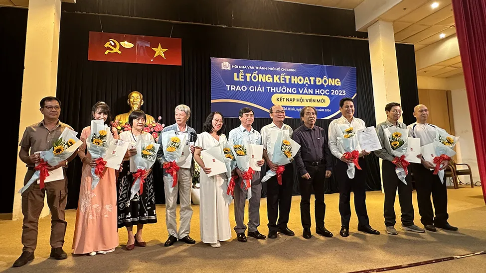 Nhà văn Nguyễn Quang Thiều, Chủ tịch Hội Nhà văn Việt Nam trao Thẻ hội viên cho các tác giả tại TPHCM vừa được kết nạp Hội Nhà văn Việt Nam img-0116-808-2823.jpg
