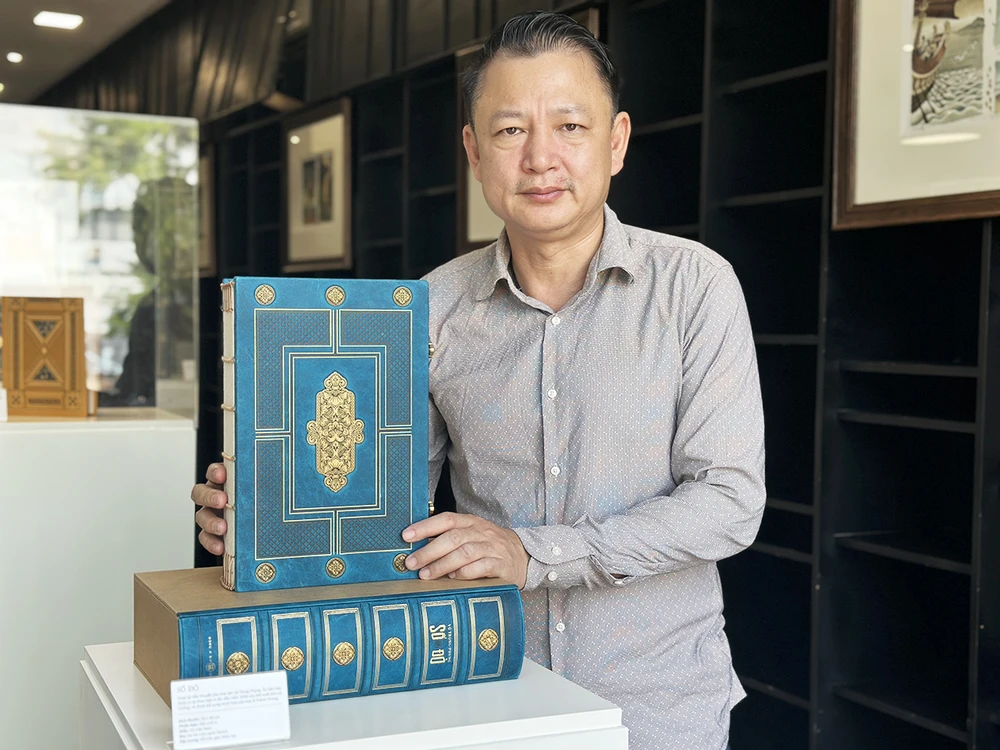 Ông Trần Đại Thắng với tác phẩm Số Đỏ của nhà văn Vũ Trọng Phụng, ấn bản đặc biệt, hộp gỗ, bìa da, sản xuất hoàn toàn thủ công