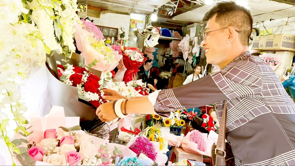 Hoa tươi phục vụ ngày lễ Tình nhân tại chợ Hồ Thị Kỷ, quận 10, TPHCM. Ảnh: HÂN GIA