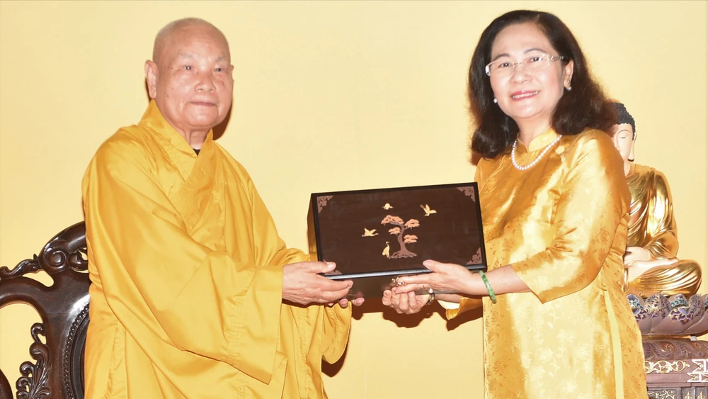 Phó Bí thư Thành ủy TPHCM Nguyễn Thị Lệ vấn an, chúc mừng Hòa thượng Thích Thiện Nhơn nhân Đại lễ Phật đản