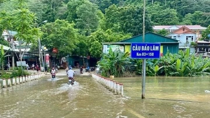 Nước sông Gâm đã tràn qua mặt cầu Bảo Lâm ở huyện Bảo Lâm (Cao Bằng) chiều 8-6