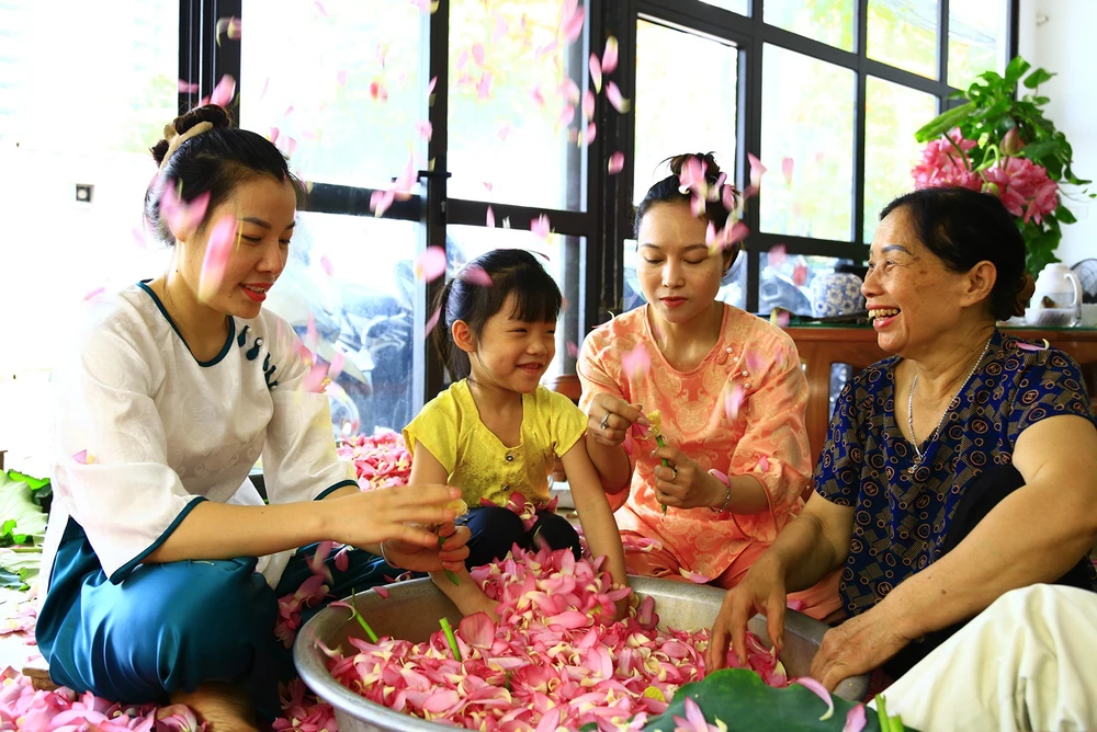 Các thế hệ nhà ông Ngô Văn Xiêm cùng nhau lưu giữ nghề ướp trà gia truyền