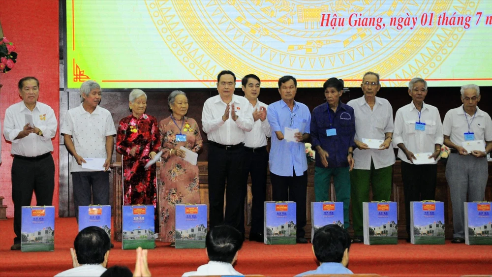 Chủ tịch Quốc hội Trần Thanh Mẫn tặng quà cho 20 gia đình có công với cách mạng tại TP Vị Thanh, tỉnh Hậu Giang