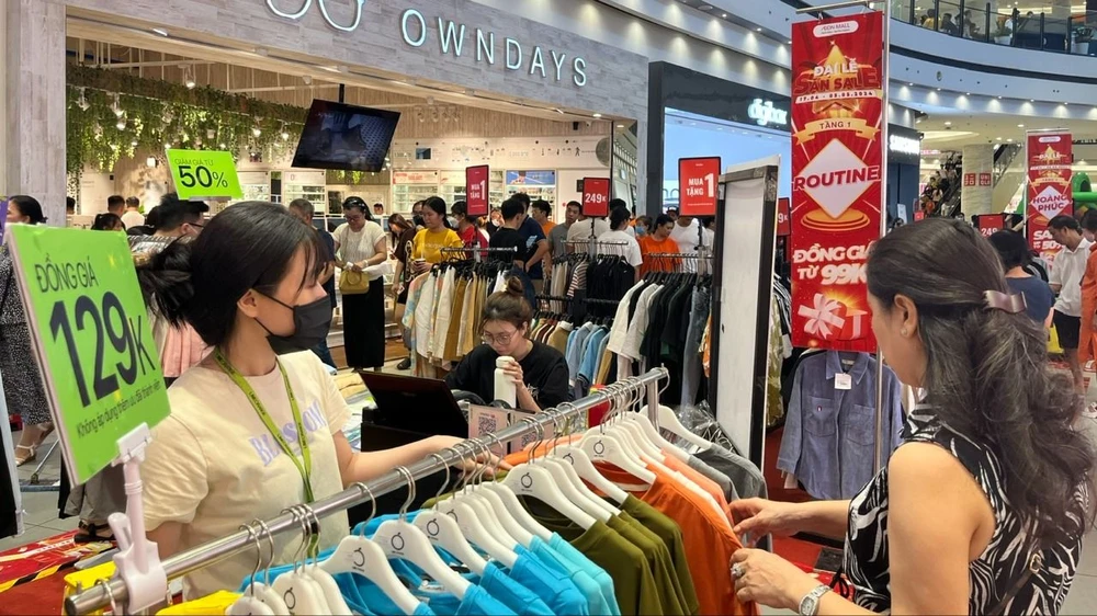 Khách mua sắm tại Trung tâm thương mại AEON Mall quận Tân Phú, TPHCM