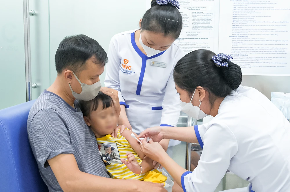 Phụ huynh đưa trẻ đi tiêm vaccine phòng sốt xuất huyết