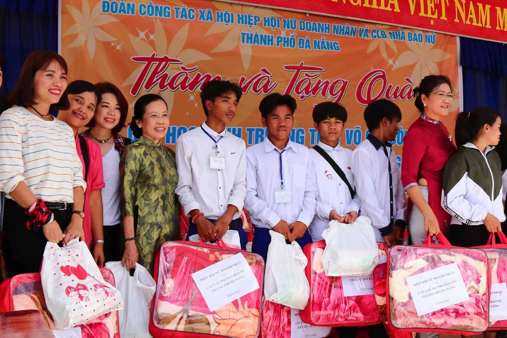 Đại diện Hiệp hội nữ doanh nhân và CLB nhà báo nữ thành phố Đà Nẵng trao quà cho học sinh người Cơ Tu