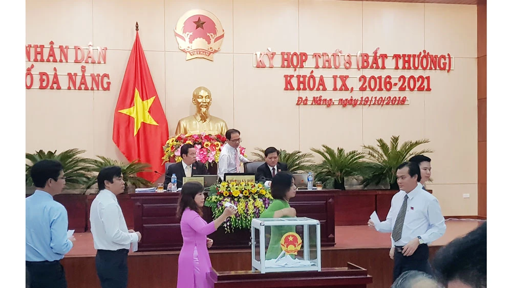 Các đại biểu bỏ phiếu kiện toàn nhân sự HĐND, UBND TP Đà Nẵng khóa IX, nhiệm kỳ 2016-2021