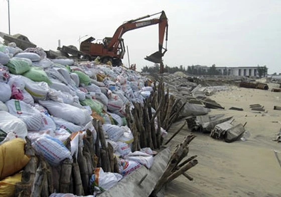 Chính quyền thành phố Hội An dùng bao cát ngăn chặn biển xâm thực tại biển Cửa Đại