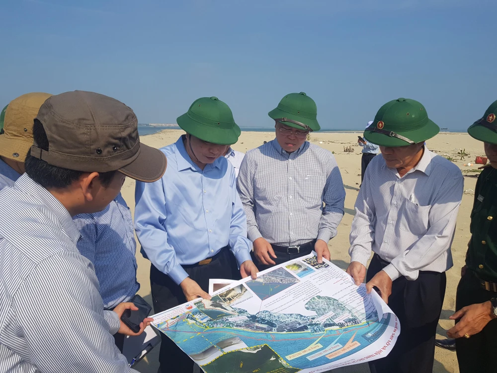 Tổng cục Phòng chống Thiên tai, Bộ NN-PTNT, lãnh đạo UBND tỉnh Quảng Nam và các ngành chức năng kiểm tra cồn cát nổi lên bất thường tại khu vực biển Cửa Đại