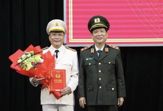 Trung tướng Nguyễn Văn Sơn trao quyết định bổ nhiệm Đại tá Nguyễn Đức Dũng giữ chức vụ Giám đốc Công an tỉnh Quảng Nam