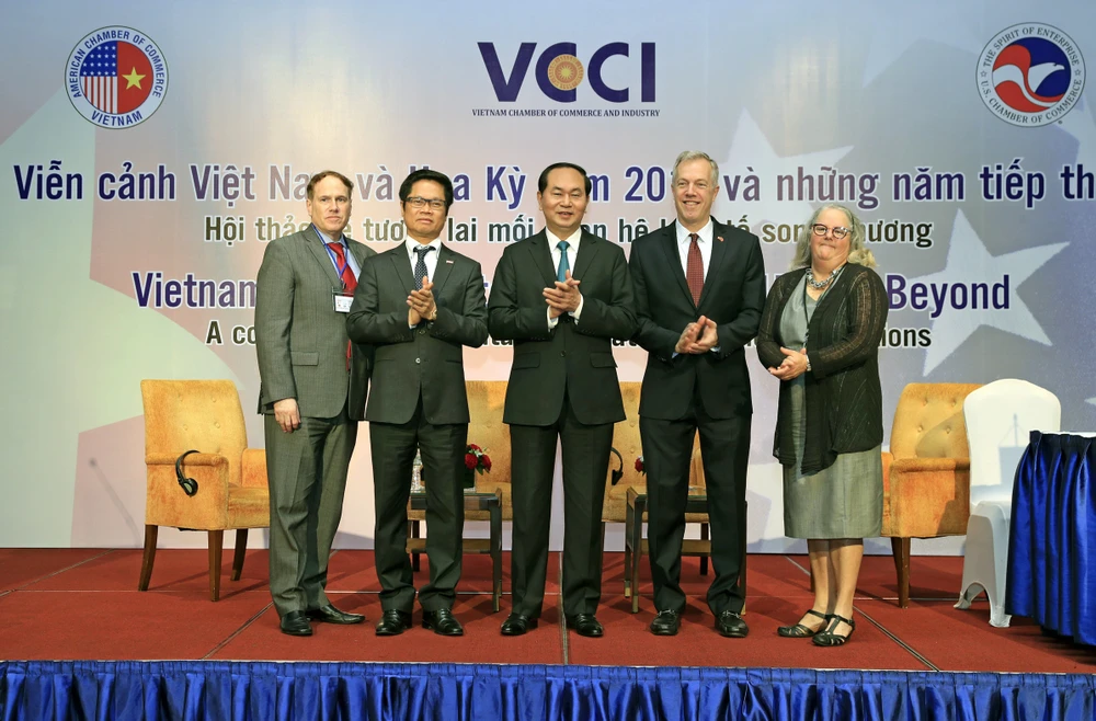 Chủ tịch nước Trần Đại Quang cùng Đại sứ Hoa kỳ tại Việt Nam Ted Osius chụp ảnh chung với lãnh đạo Phòng Thương mại và Công nghiệp Việt Nam và lãnh đạo Hiệp hội Thương mại Hoa Kỳ. Ảnh: NHAN SÁNG - TTXVN