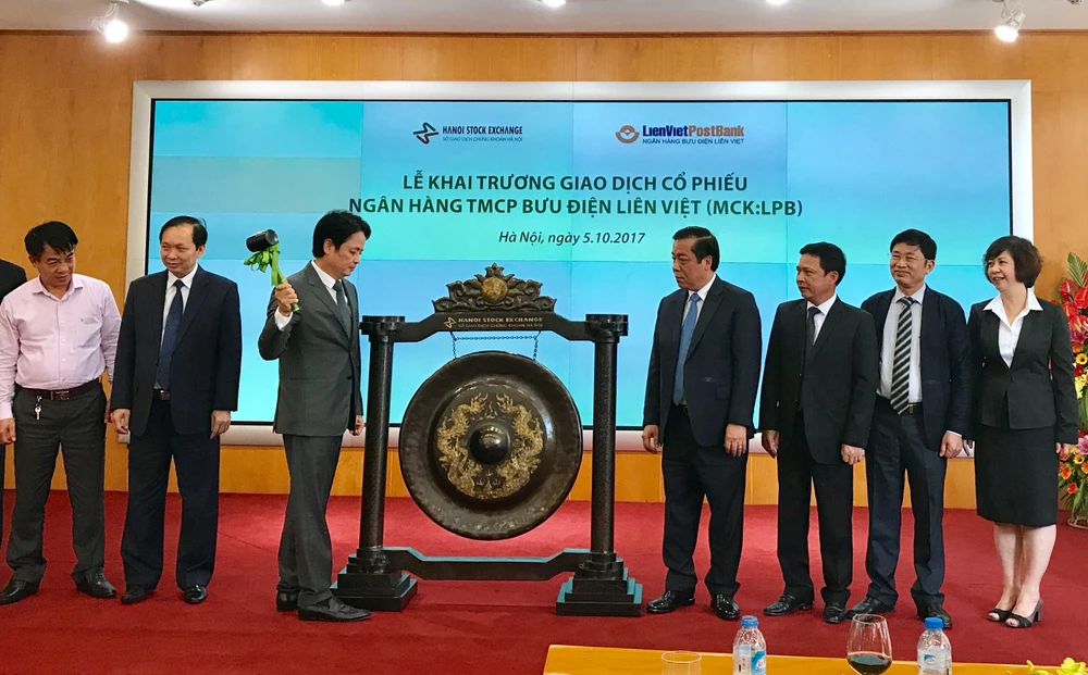TS Nguyễn Đức Hưởng, Chủ tịch LienVietPostBank đánh cồng khai trương giao dịch cổ phiếu LPB