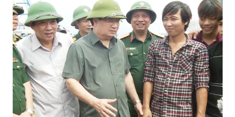  Phó Thủ tướng Trịnh Đình Dũng trực tiếp chỉ đạo ứng phó bão số 10 tại Quảng Bình. Ảnh: MINH PHONG