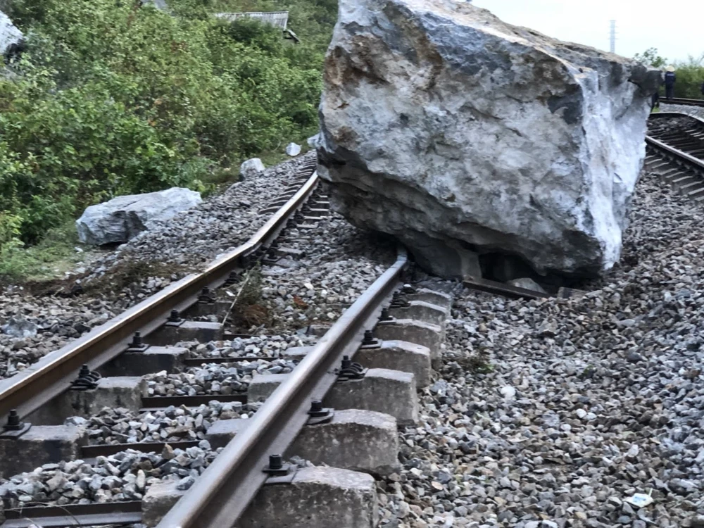 Một tảng đá làm hỏng đường ray của tuyến đường sắt Bắc Nam tại ga Lạc Sơn.