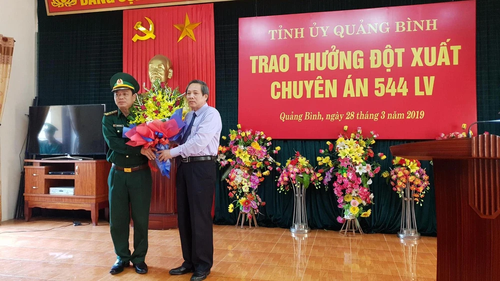 Ông Hoàng Đăng Quang Bí Thư Tỉnh ủy Quảng Bình tặng hoa khen thưởng đột xuất Ban chuyên án