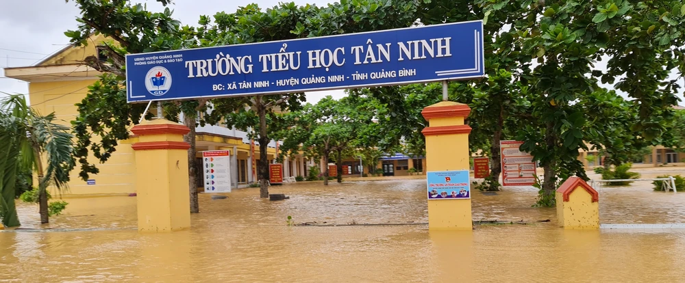 Trường tiểu học xã Tân Ninh, Quảng Ninh, Quảng Bình ngập nặng