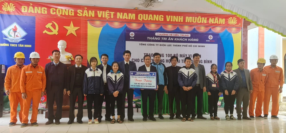Điện lực TPHCM tổ chức trao tặng 100 máy tính cho 10 trường học vùng lũ Quảng Bình