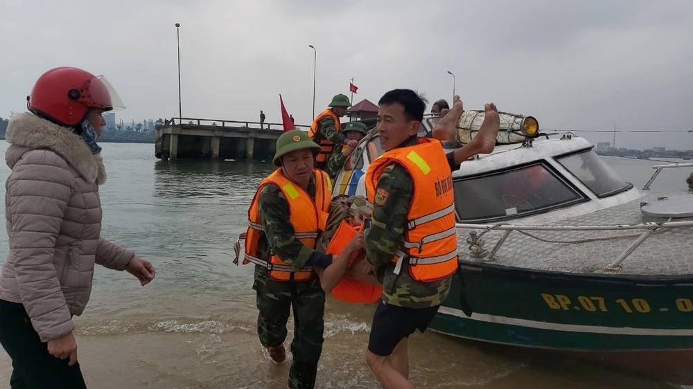 Bộ đội Biên phòng Quảng Bình đưa các ngư dân vào bờ cấp cứu