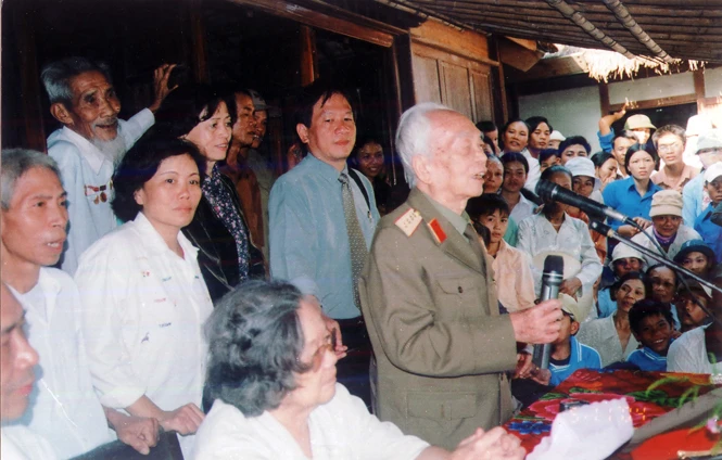 Đại tướng Võ Nguyên Giáp trong một lần về thăm quê nhà tại huyện Lệ Thủy lúc sinh thời. Ảnh Tư Liệu