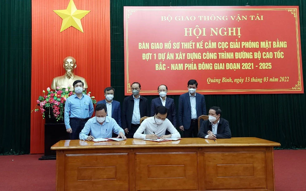 Ký bàn giao hồ sơ giải phóng mặt bằng dự án xây dựng cao tốc Bắc-Nam đoạn Hà Tĩnh đến Quảng Trị 