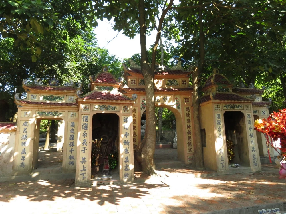 Cổng tam quan đền thờ Thánh Mẫu Liễu Hạnh trước khi trùng tu chụp năm 2007