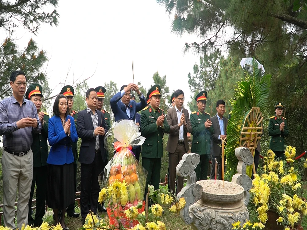 Phó Chủ tịch Quốc hội Trần Quang Phương cùng đoàn công tác dâng hương, viếng mộ Đại tướng Võ Nguyên Giáp