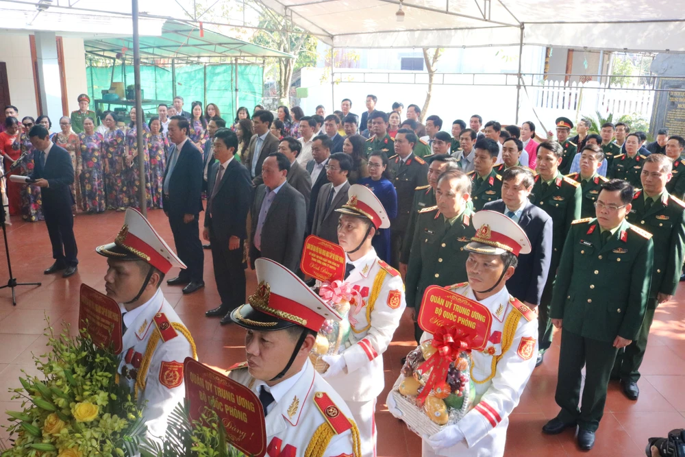 Quang cảnh buổi lễ dâng hương nhân 100 năm ngày sinh Trung tướng Đồng Sỹ Nguyên