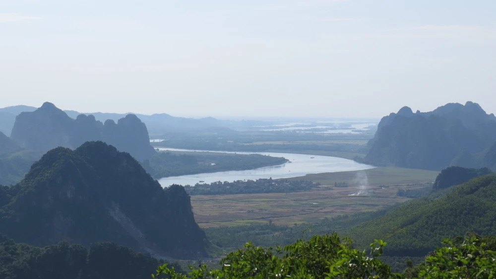 Sông Gianh có nhiều núi non trùng điệp từng được phong trào Cần Vương xây dựng nhiều căn cứ