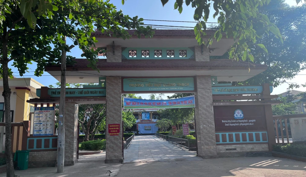 Trường Tiểu học Quảng Thạch, nơi cả Hiệu trưởng và Phó Hiệu trưởng bị kỷ luật cảnh cáo về mặt Đảng và Chính quyền