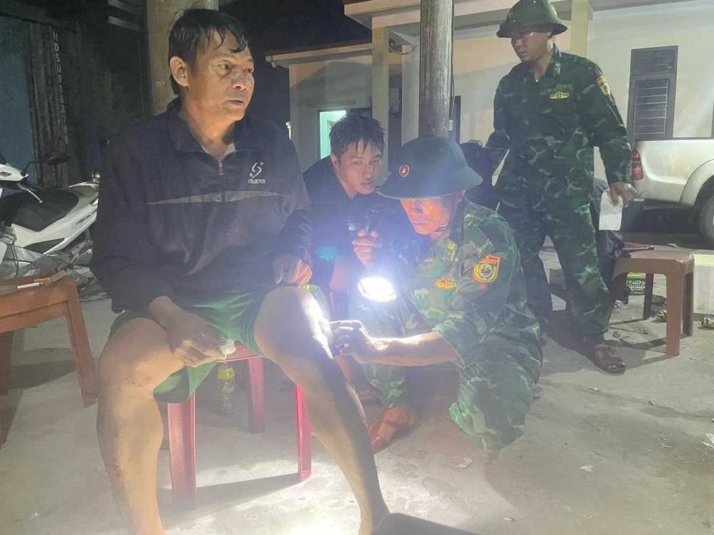 Quảng Bình: Cứu 4 ngư dân bị chìm tàu