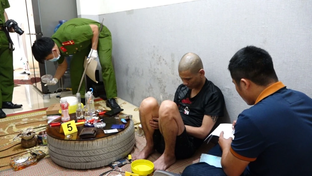 Quảng Bình: Bắt đối tượng tàng trữ 10kg ma túy tổng hợp