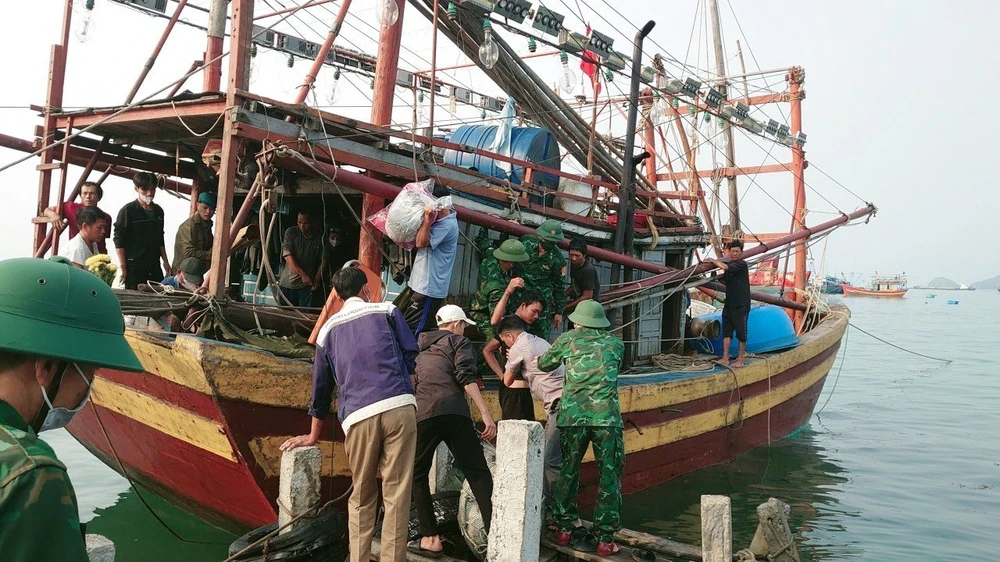 Quảng Bình: 1 ngư dân được cứu sống sau 3 ngày trôi dạt trên biển