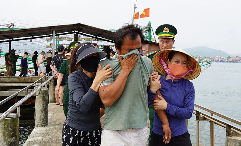Quảng Bình: Tiếp nhận 4 ngư dân của tàu cá gặp nạn vào bờ
