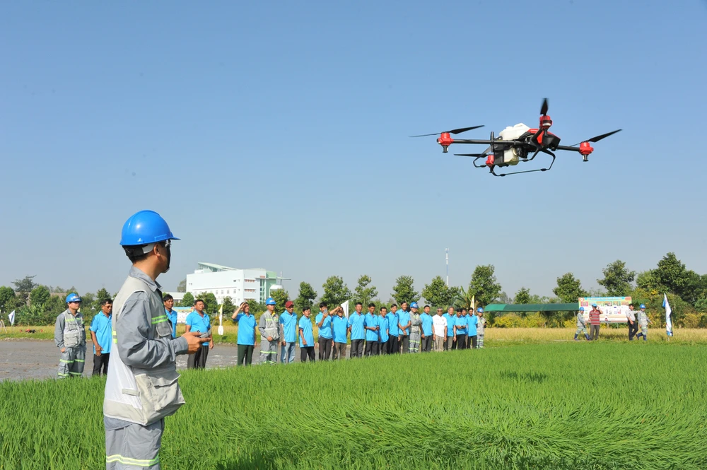 LTG cũng là đơn vị hiện sở hữu nhiều thiết bị bay không người lái lớn nhất Việt Nam, giúp nông dân giảm sức lao động. Ảnh: LTG