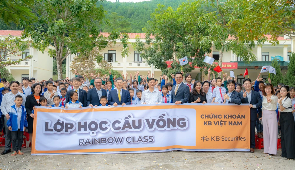 CTCK KB Việt Nam tài trợ cho 2 trường học tại Hoà Bình