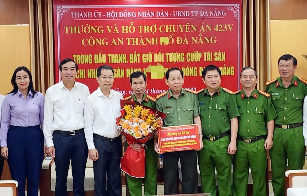 Lãnh đạo Thành ủy, UBND, HĐND TP Đà Nẵng trao hoa chúc mừng Công an Đà Nẵng