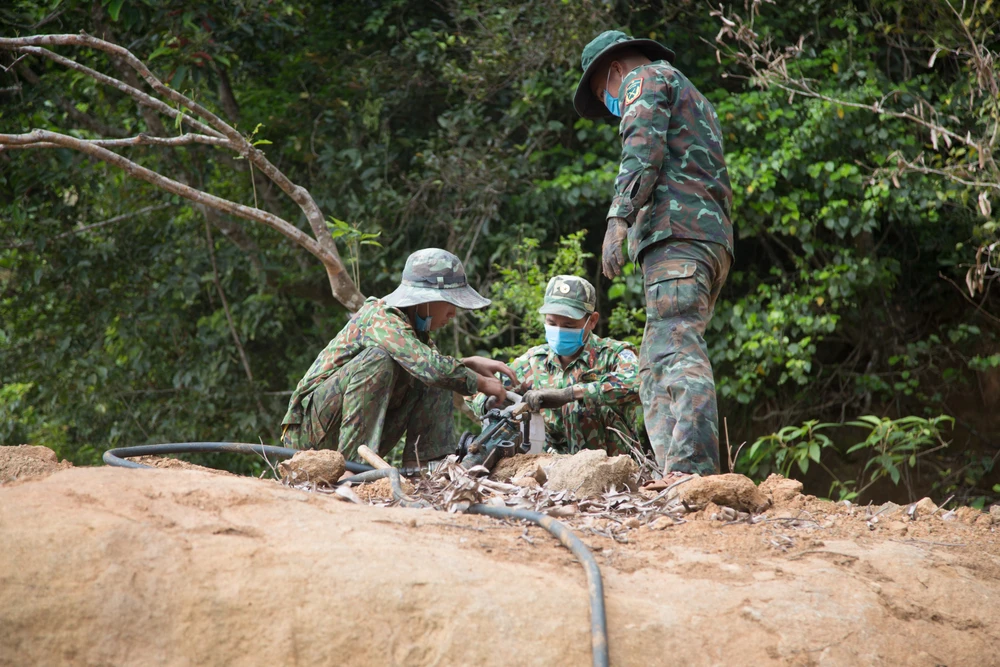 Bộ Chỉ huy Quân sự TP Đà Nẵng phá đá khắc phục sạt lở