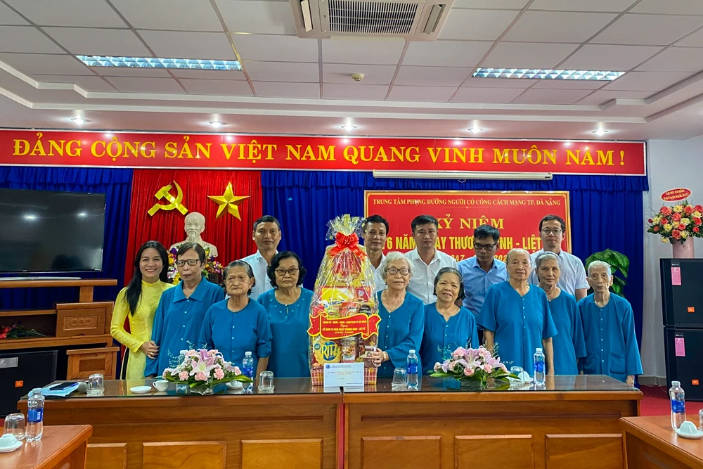 Ông Hồ Kỳ Minh, Phó Chủ tịch UBND TP Đà Nẵng trao quà cho các cụ tại Trung tâm điều dưỡng người có công miền Trung