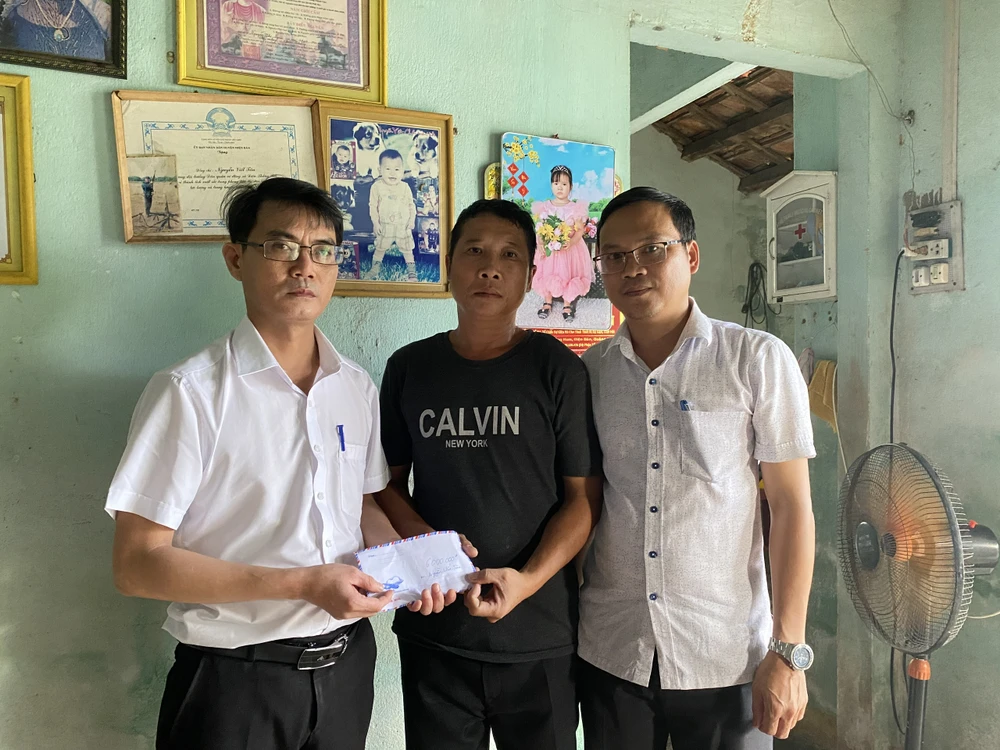 Nhà báo Nguyễn Hùng, Trưởng đại diện Báo SGGP tại miền Trung trao 6 triệu đồng cho anh Nguyễn Viết Tân
